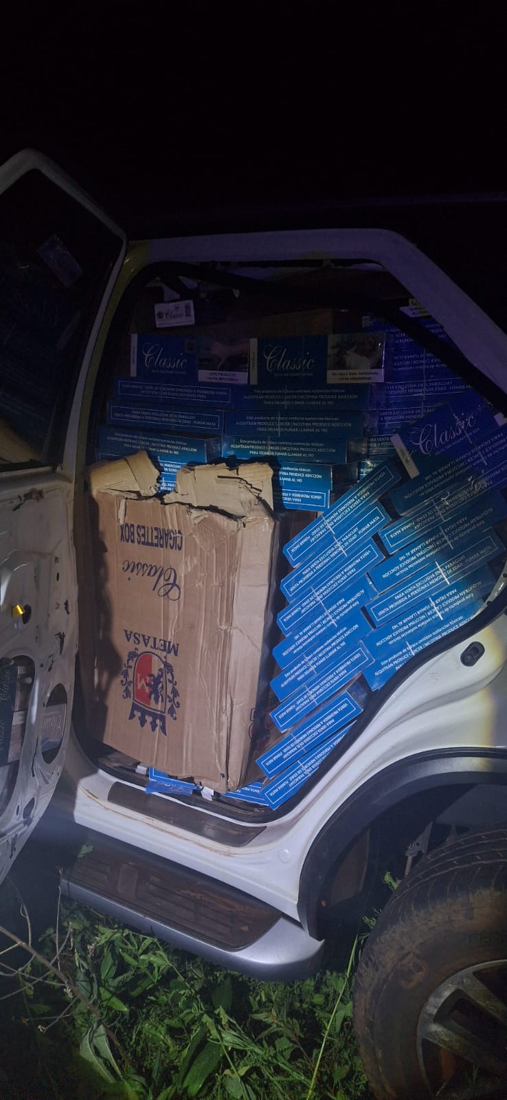 Una camioneta robada en Brasil fue interceptada en Eldorado transportando cigarrillos de contrabando 2